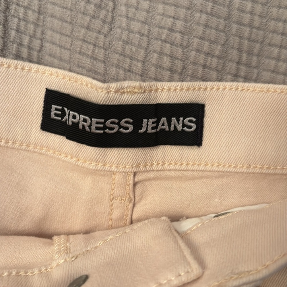 Express Shorts - Picture 3 of 5